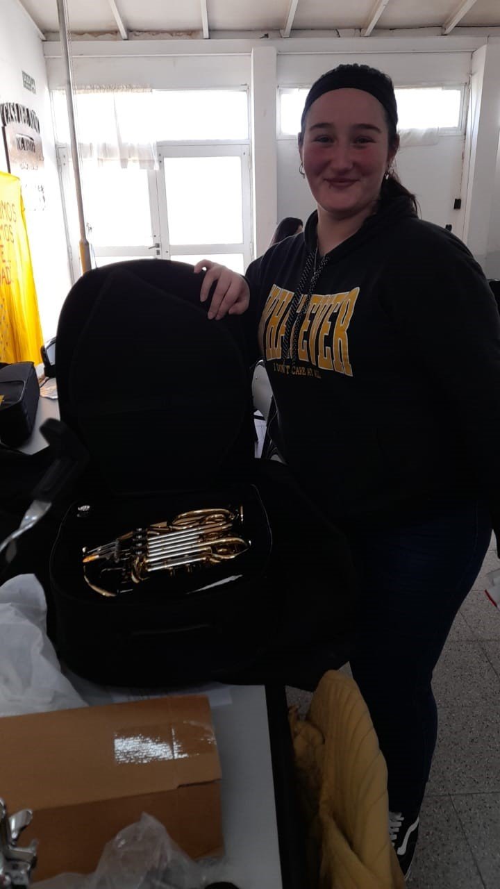 Los alumnos de la orquesta escuela recibieron los instrumentos nuevos enviados desde Buenos Aires por lo recaudado en el evento del Teatro Colón.