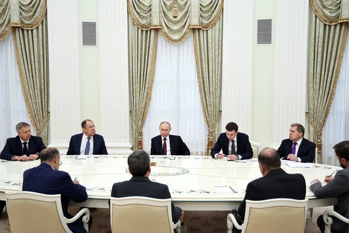El presidente ruso (centro atrás) recibe a la delegación iraní. Foto: EFE 