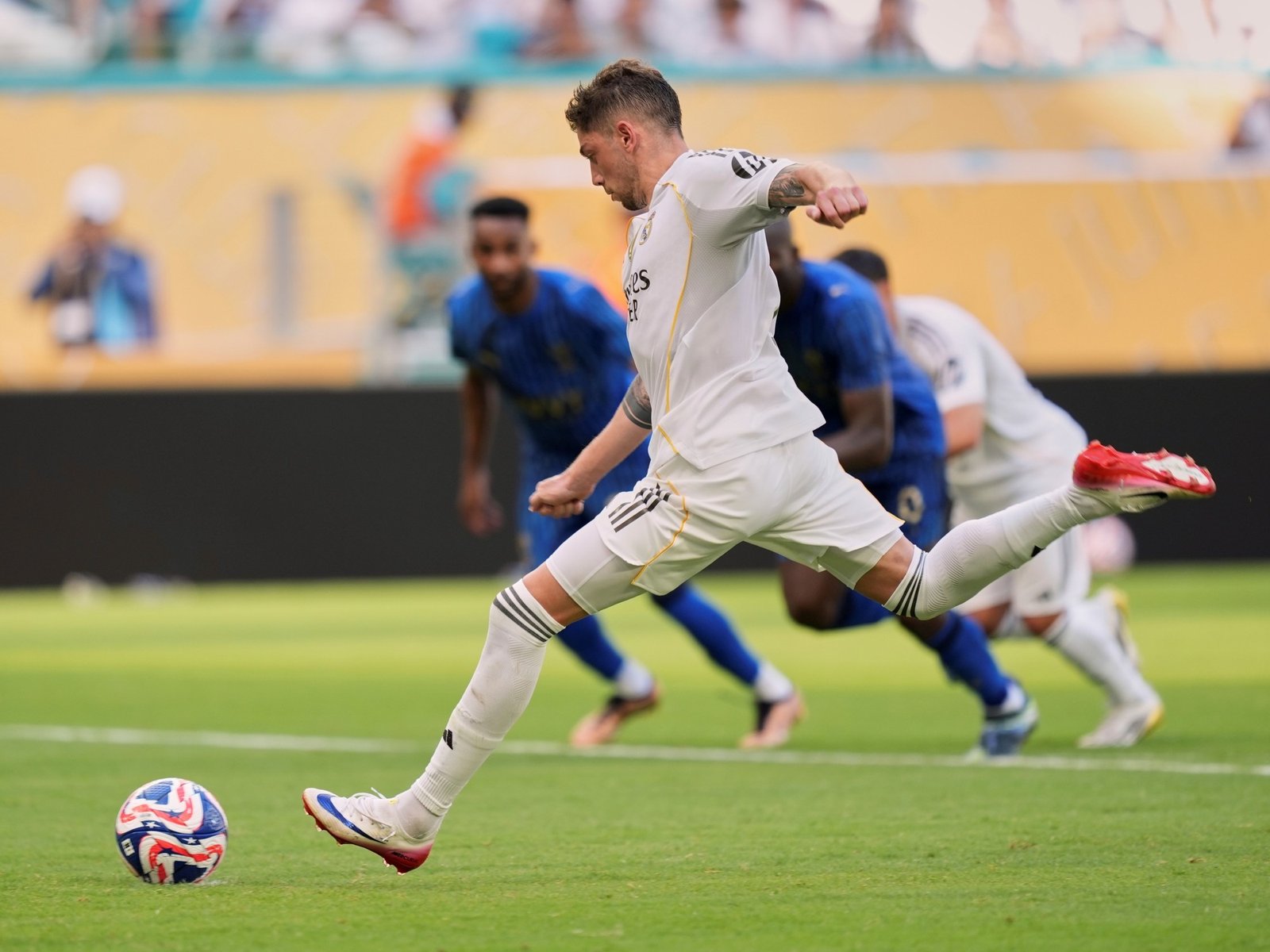 Un duelo esperado entre los gigantes del fútbol y la búsqueda de la gloria El universo del fútbol se prepara para una co... Descubre más sobre tenga, nelson,...