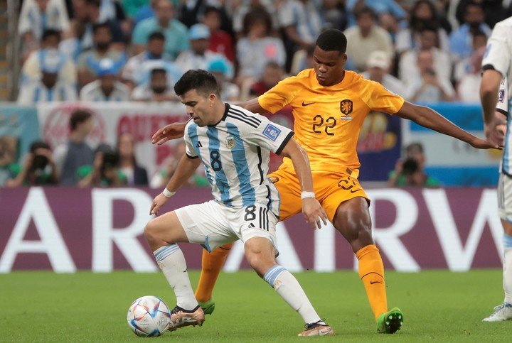 Denzel Dumfries y el Huevo Acuña se cruzaron en el caliente partido de Argentina con Países Bajos en Qatar. Foto: EFE