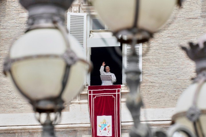 El pontífice en el tercer piso del Palacio Apostólico. (AP)
