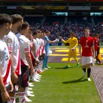 "Estaba confundido": la extraña explicación del capitán de Urawa Red Diamonds, tras su polémico gesto con los jugadores de River