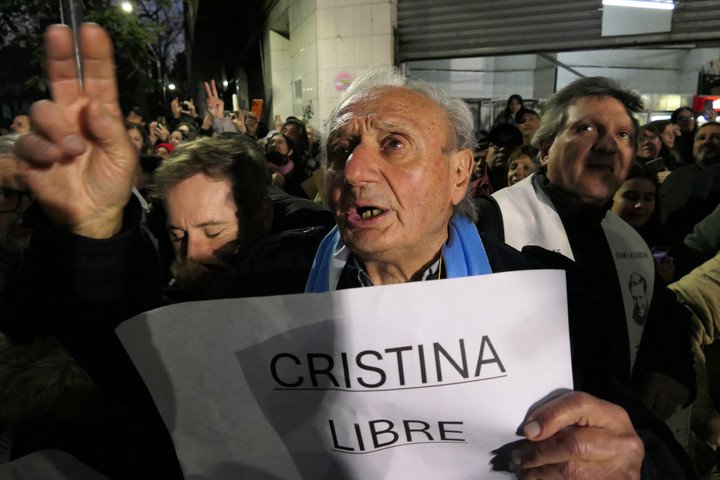 "Cristina libre", pide la militancia. Foto: Enrique García Medina.