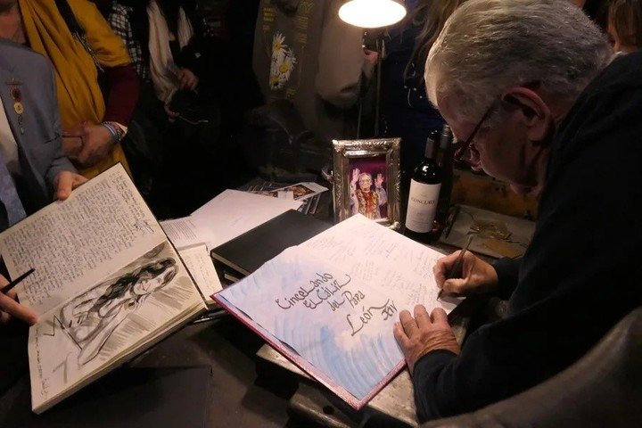 Fotografía del 30 de mayo de 2025 del orfebre Juan Carlos Pallarols firmando un libro en su taller en el barrio San Telmo, en Buenos Aires, Argentina. EFE/ Enrique Garcia Medina