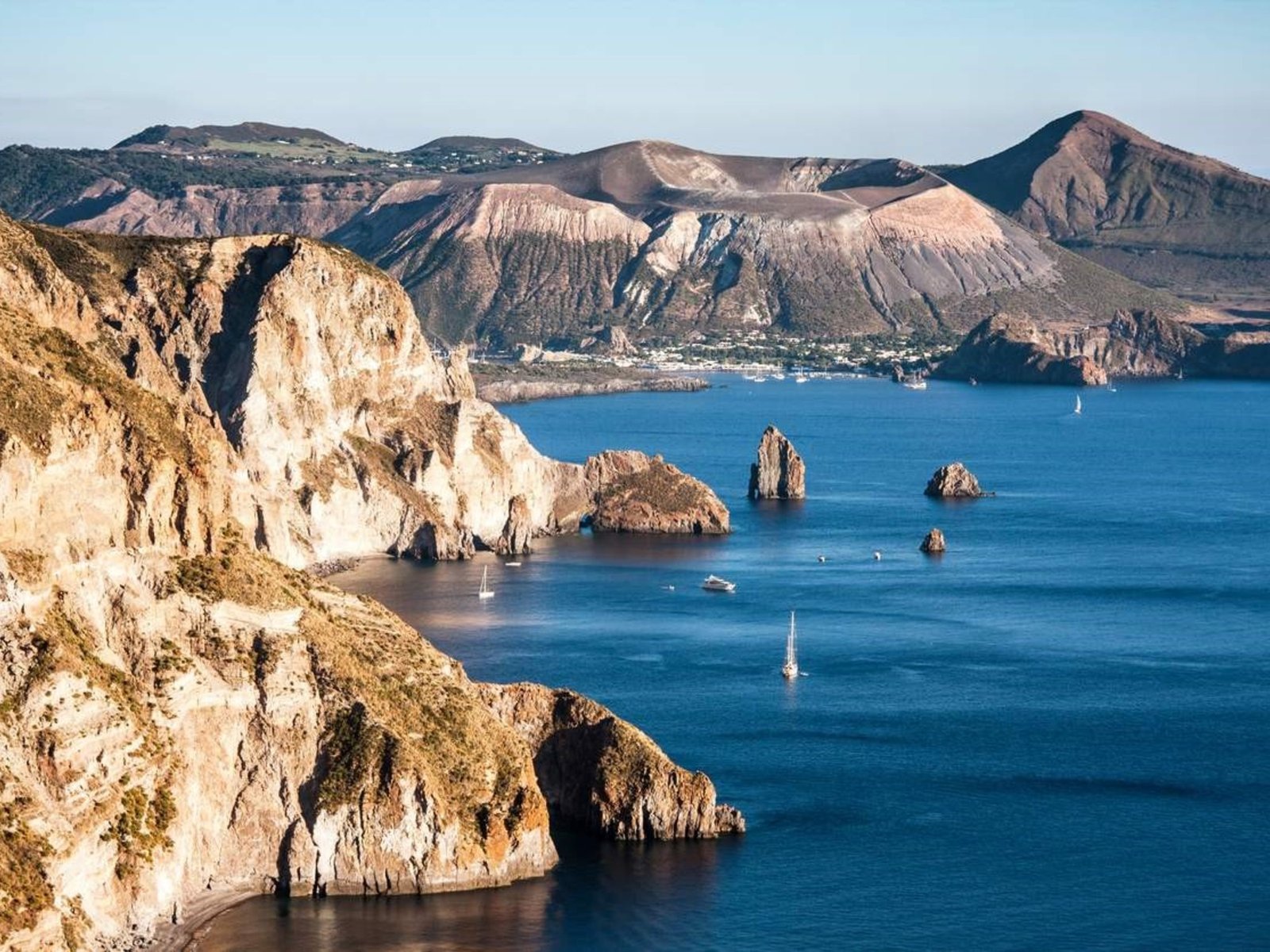 Descubriendo paraísos ocultos en el Mediterráneo italiano A medida que el mundo se reabre al turismo, Italia se posicion... Descubre más sobre entrelazan, ru...