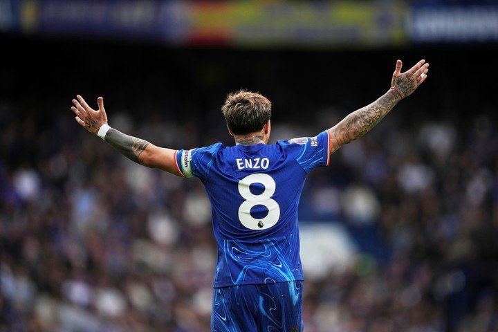 Enzo Fernández con la cinta de capitán. (AP Photo/Kin Cheung)