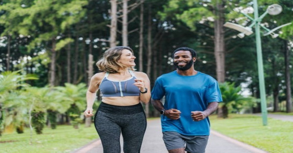 Caminar cuida los huesos, mejora el tránsito intestinal y tonifica las piernas. Foto: iStock.