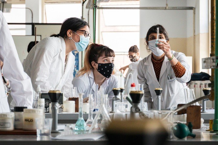 En el laboratorio. Estudiantes de la Facultad de Farmacia y Bioquímica de la UBA. Foto: UBA
