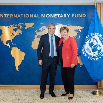 Mañana llega una misión del FMI, con la mira en el dólar "barato" y la toma de deuda para sumar reservas