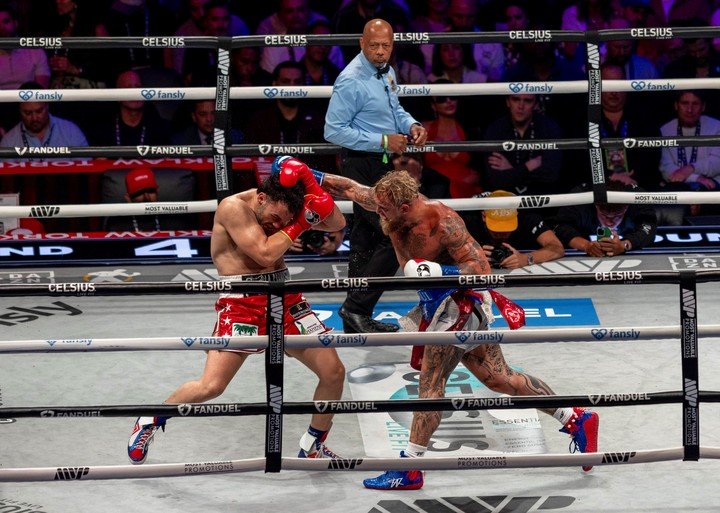 Jake Paul venció este sábado por decisión unánime al excampeón de los medianos Julio César Chávez Jr. Foto: EFE/ Jill Connelly