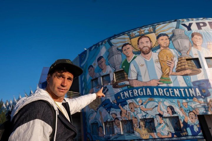 El Dibu ya está en el predio de la AFA. (@emi_martinez26)