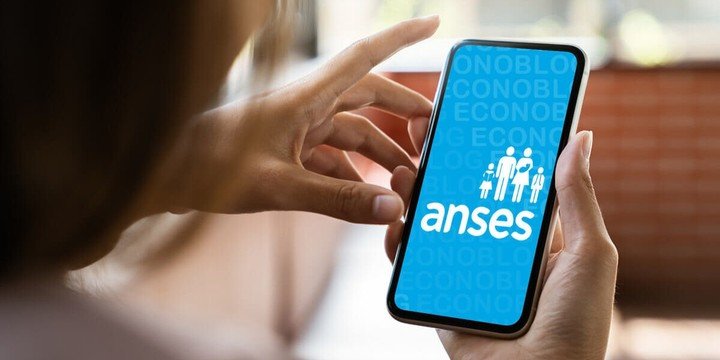 La aplicación oficial de ANSES permite hacer trámites y consultas con el celular. 