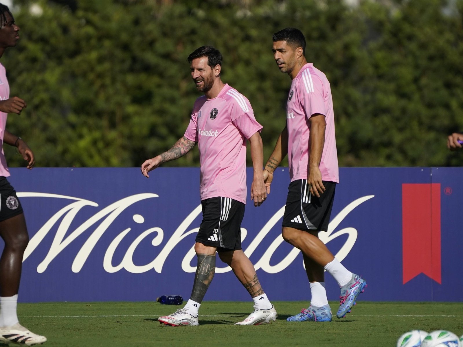 La conexión mágica de dos leyendas en la espera del desafío mundial En el corazón del Mundial de Clubes, dos figuras emb... Descubre más sobre leyendas, triu...