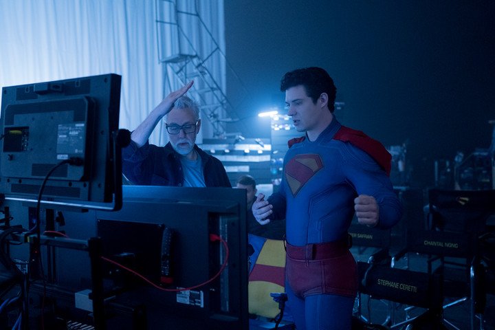 El director James Gunn, que dejó Marvel, le muestra en el monitor una escena a David Corenswet. 