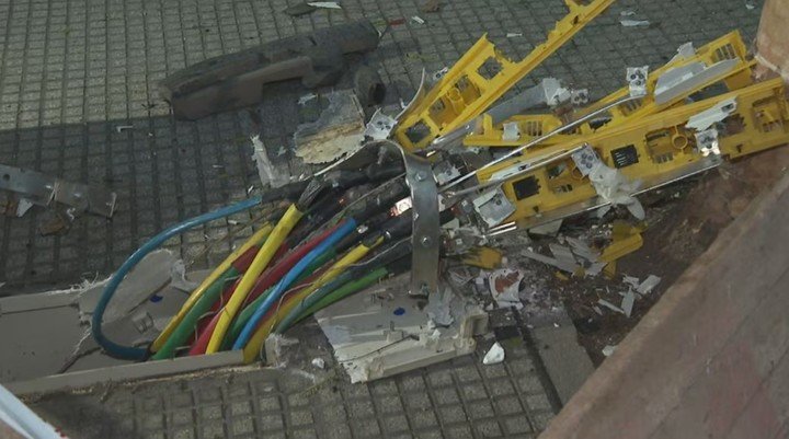 El gabinete de electricidad fue arrancado de cuajo luego de ser embestido por un Volkswagen Gol. Foto: Gentileza TN