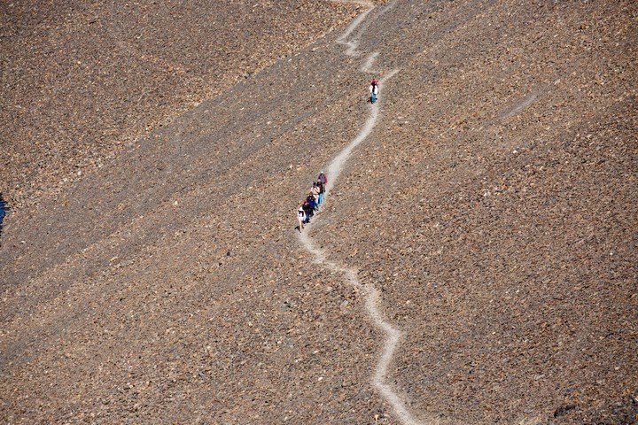Personas ascienden hacia la laguna glacial Ventanani (EFE).