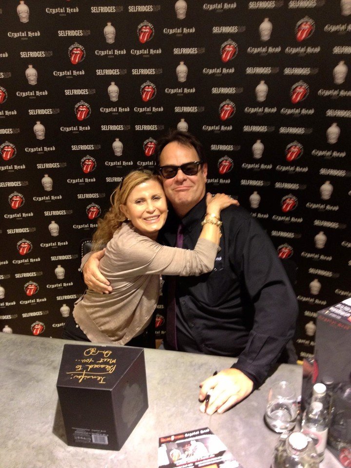 Jennifer Abbott junto a Dan Ackroyd, el reconocido actor de "Los Cazafantasmas". Foto: Facebook.