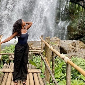 Una joven brasileña cayó en un volcán en Indonesia: por qué señalan al guía y qué dijo este a la policía