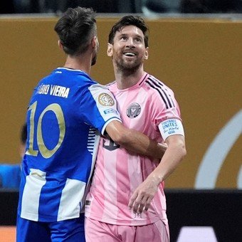 Y un día a Lionel Messi le tiraron un caño: el gesto técnico del portugués Fábio Vieira y el abrazo cómplice, con bendición incluida, de la víctima ilustre 