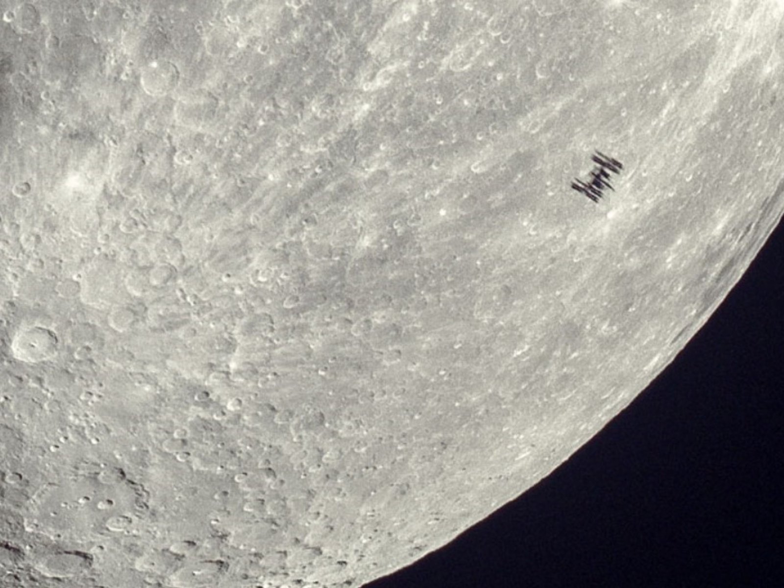 Un momento estelar: la ISS y su travesía lunar La reciente fotografía de la Estación Espacial Internacional (ISS) cruzan... Descubre más sobre visible, inici...