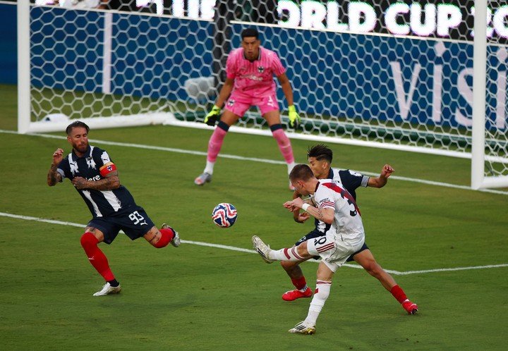 Franco Mastantuono no pudo convertir ante Rayados. Foto: REUTERS/Daniel Cole