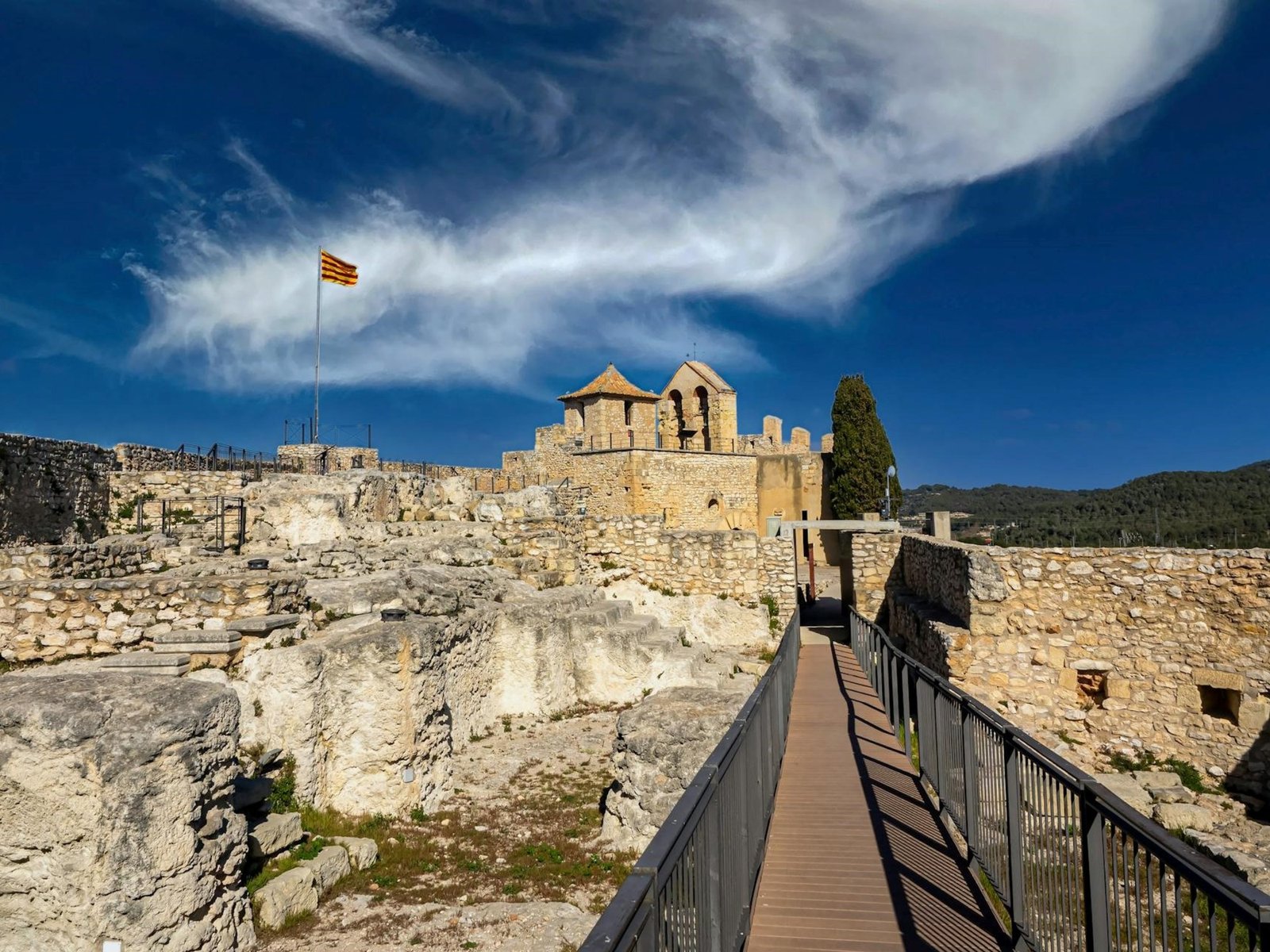 Un viaje al corazón medieval de Miravet y su legado templario En un rincón privilegiado de la provincia de Tarragona, el... Descubre más sobre catalunya, ref...