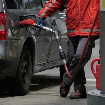 Mientras YPF evalúa si aumenta la nafta, tres petroleras ya la subieron 5% y se prevé otro ajuste en julio