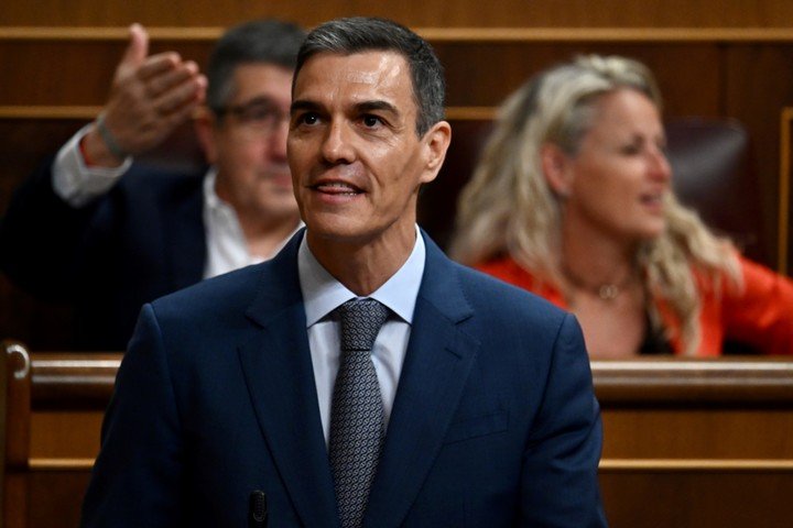 Pedro Sánchez, en la Cámara de Diputados, hace frente a las agresiones de la oposición. Foto: Cézaro De Luca
