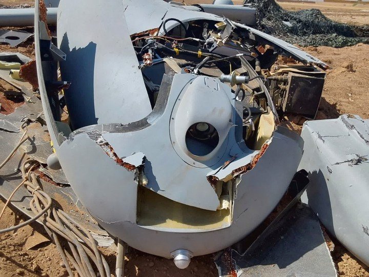 Los restos del drone interceptado por un misil tierra-aire. Foto: Reuters/ Ejército iraní/WANA (West Asia News Agency).