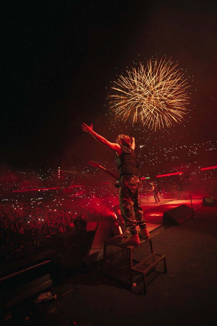 La figura de Guido, los fuegos artificiales y la multitud frente a Airbag en River. Foto de prensa gentileza Mazza