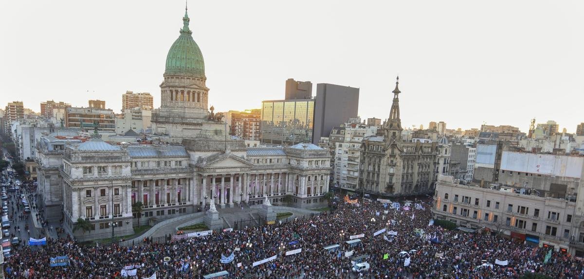 Jubilados, feminismos y trabajadores unifican sus reclamos en una jornada de protesta "contra el ajuste y la crueldad"
