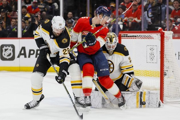 Panthers dominate in rout to seize 2-1 series lead