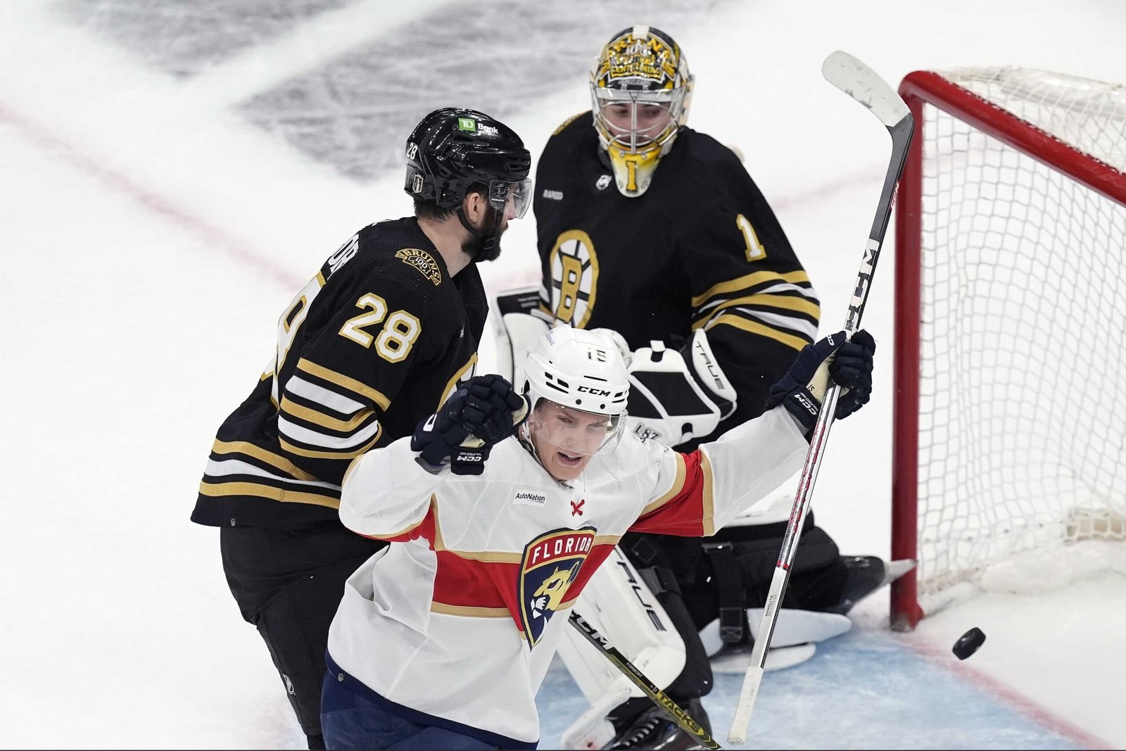 Panthers dominate in rout to seize 2-1 series lead