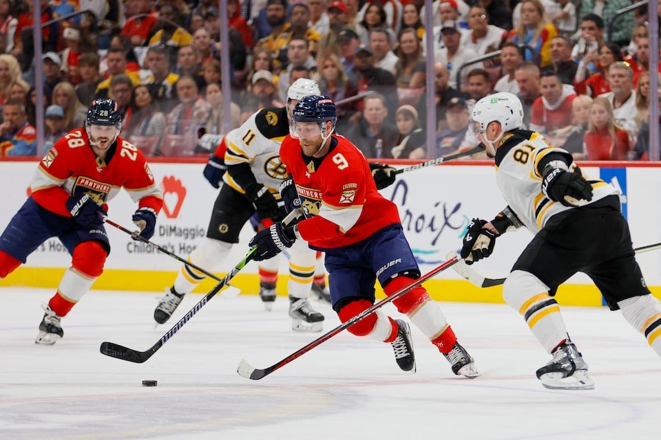 Panthers dominate in rout to seize 2-1 series lead