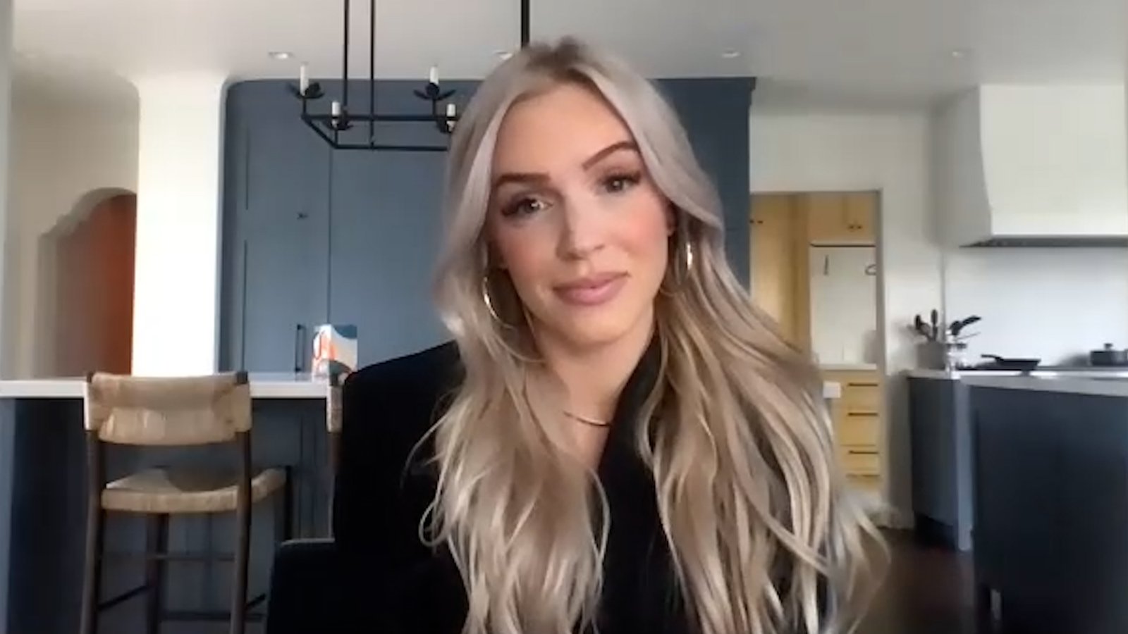 Quién es Alex Cooper: la influencer que creó un imperio millonario con su podcast y expuso abuso sexual de una entrenadora de fútbol femenino