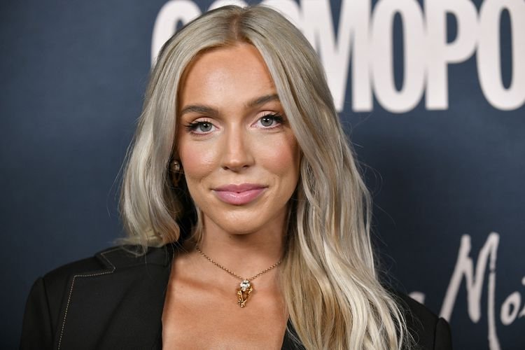 Quién es Alex Cooper: la influencer que creó un imperio millonario con su podcast y expuso abuso sexual de una entrenadora de fútbol femenino