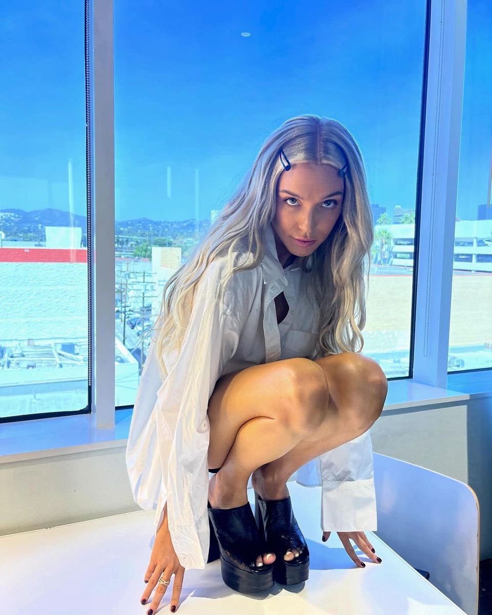 Quién es Alex Cooper: la influencer que creó un imperio millonario con su podcast y expuso abuso sexual de una entrenadora de fútbol femenino