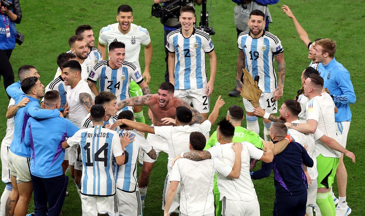 La historia de Nico Occhiato: soñaba con ser futbolista, trabajó de lo que no quiso, se metió en un reality, fundó un canal de streaming y ahora llega a La Voz Argentina