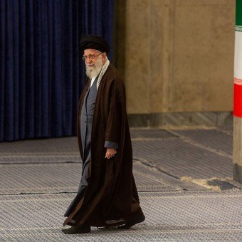 ¿Quién es el ayatolá Ali Jamenei, el líder supremo de Irán?