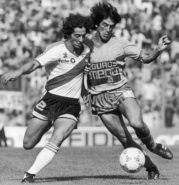 Pedro Troglio y Daniel Toribio Aquino en un River - Banfield en 1987. Foto: archivo Clarín.