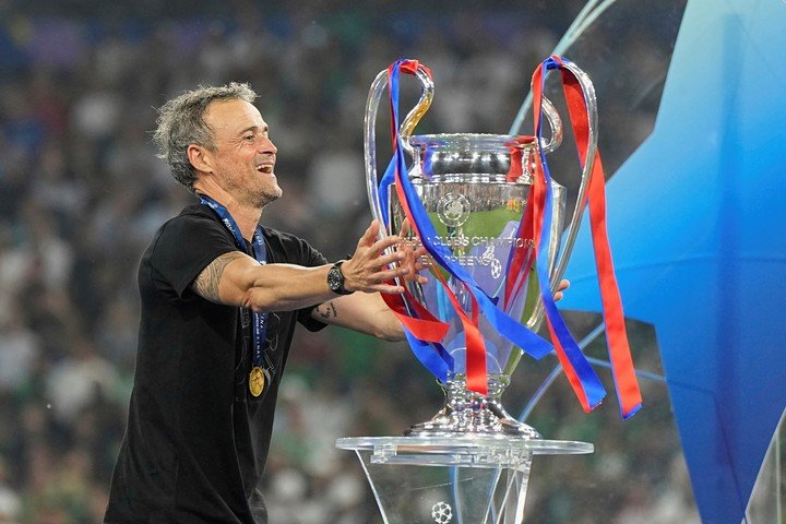 Luis Enrique con la Champions. (AP Photo/Martin Meissner)