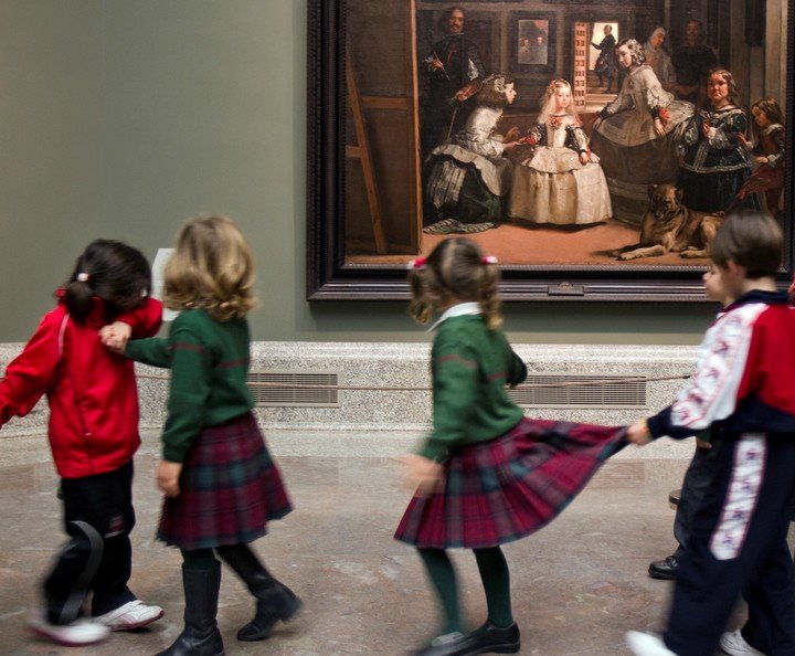 Un grupo de chicos frente a la pintura de Velázquez, de 1656. Foto EFE