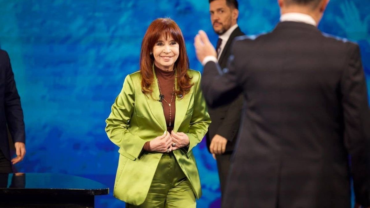 El regreso de una figura clave en la política argentina Este lunes, la expresidenta Cristina Fernández de Kirchner anunc... Descubre más sobre congreso, unif...