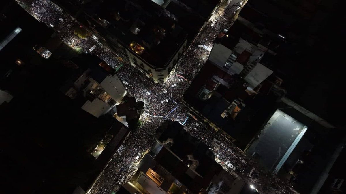 El eco de la resistencia en las calles porteñas La noche del jueves en Buenos Aires se convirtió en un escenario de ferv... Descubre más sobre tras, espacio,...