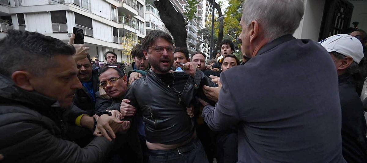 Un prisma distorsionado: el impacto de la toma del Instituto Juan Domingo Perón El reciente arresto de Juan Grabois tras... Descubre más sobre presente, refl...