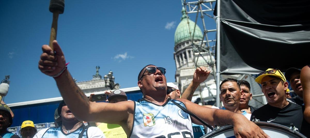 La tensión entre el poder ejecutivo y los derechos laborales en Argentina La reciente decisión judicial que detuvo el De... Descubre más sobre herramientas, ...
