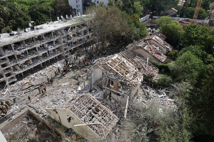  Equipos de emergencia israelíes trabajan en el lugar del ataque con misiles iraníes contra un complejo residencial en Tel Aviv, Israel, el 22 de junio de 2025. Israel e Irán han estado intercambiando disparos desde que Israel lanzó ataques en Irán el 13 de junio de 2025 como parte de la Operación "León Ascendente". EFE 