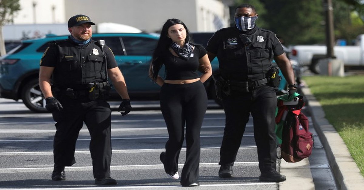 Una mujer detenida en Chamblee, Georgia, cuando participaba de una marcha anti-Trump. Foto Reuters