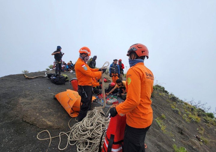 El equipo de rescate de la turista brasileña que cayó en el volcán. Foto: EFE