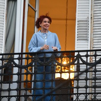 Cristina Kirchner presa hoy, EN VIVO: volvió a salir al balcón pocos minutos este domingo 22 de junio